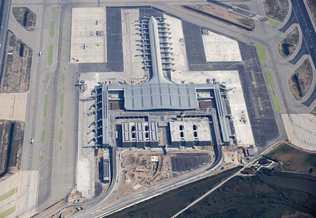 Fotografía aérea de las obras de la nueva terminal del aeropuerto del Prat (Octubre 2008)